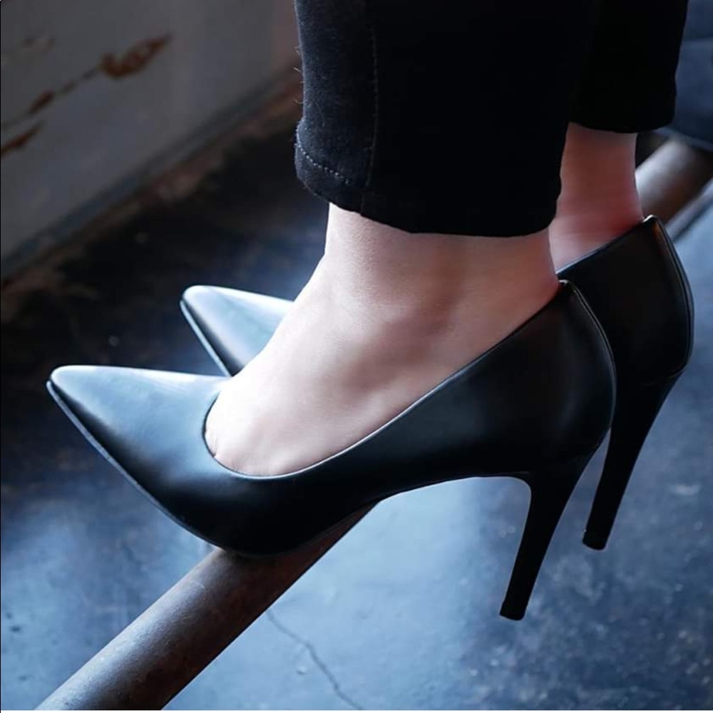 ❤️❤️Gorgeous black pumps NWT comfortable heels - Picture 2 of 8